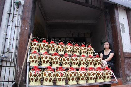 Wine&nbsp;shops&nbsp;in&nbsp;Maotai&nbsp;town&nbsp;[Photo:CRIENGLISH.com]