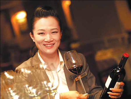 Julia&nbsp;Zhu,&nbsp;one&nbsp;of&nbsp;China's&nbsp;first&nbsp;female&nbsp;sommeliers,&nbsp;samples&nbsp;a&nbsp;bottle&nbsp;of&nbsp;wine&nbsp;at&nbsp;a&nbsp;weekly&nbsp;wine&nbsp;club&nbsp;at&nbsp;Hilton&nbsp;Beijing's&nbsp;restaurant&nbsp;One&nbsp;East.&nbsp;[China&nbsp;Daily/&nbsp;Guan&nbsp;Xin]