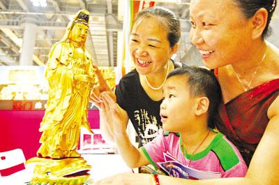 Visitors&nbsp;look&nbsp;at&nbsp;a&nbsp;Macao-made&nbsp;Buddha&nbsp;statue&nbsp;at&nbsp;the&nbsp;Dynamic&nbsp;Macao&nbsp;Business&nbsp;and&nbsp;Trade&nbsp;Fair,&nbsp;which&nbsp;was&nbsp;held&nbsp;in&nbsp;Chongqing&nbsp;from&nbsp;September&nbsp;3&nbsp;to&nbsp;5,&nbsp;2009.&nbsp;[Photo:&nbsp;cqnews.net]