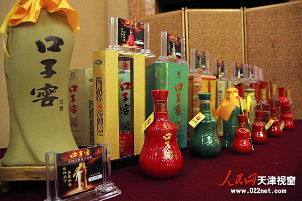 六年口子窖新品发布会现场陈列的口子酒系列产品(摄影:孙晓川)