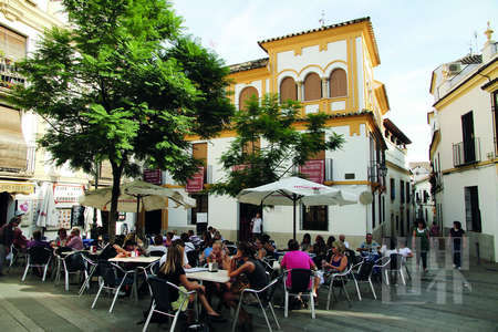 �ܶ���һ����Ҫ���ü����ط�������������˹����һ��ѩ��ƣ����������죬����ǿƶ����ߵ����ϡ��ڿƶ����ߣ�����˹�Ѿ�����һ��ʳ�����һ�����ʽ�����㡢���⡢���������������˹����ꡣ