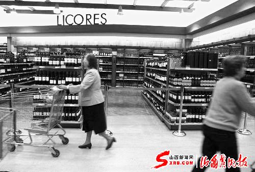 7��18�գ��ڶ�϶���׶����࣬һ�ҳ������۾������Ϻ������ֹ�˿͹���ƾ����ϡ�