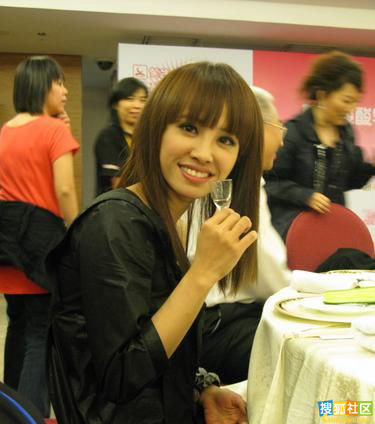 �����ֲ�ֹ����̨��󣬾���Ҳ�ǡ�Ů�к��ܡ�����˵����ӵ��10ƿ��Ƶ�ʵ������ǰ��һ�ΰ佱��Բ����Ļ���칦���ϣ������Ƽ�������������2���Ҿƶ���ͷ����Ȼ�治��ɫ��������ɴ˿ɼ�һ�ߡ�