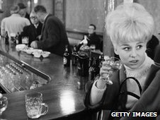 Barbara Winsor in a pub in 1963