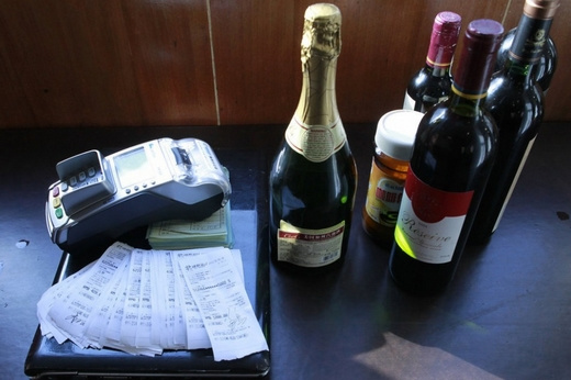 ����ץ�������Ů����һ����թƭ����ͼ��