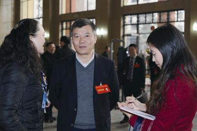 �����ᡱ�ļ�϶Ҫ�ɷ�л����һ����̫���׵��£���Ϊ�����Ͻ����ζ��³�������ʶ���˺ܶ࣬����ʶ�����ˣ����ࡣ