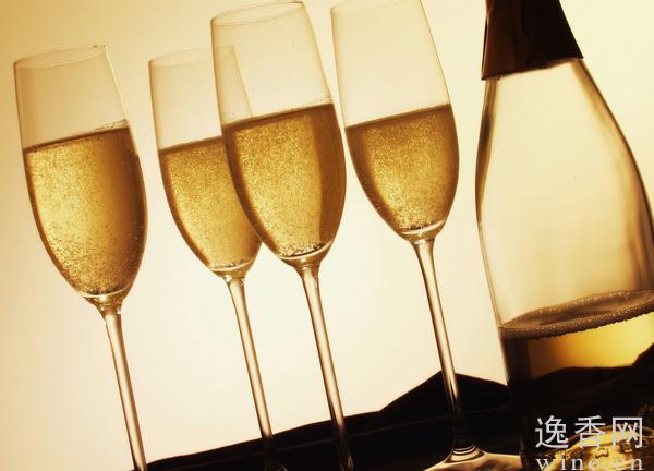 �����������غ�ɨŷ�޵ģ����˾����⣬�������ġ���ÿ�ο�սǰ�������ض�Ҫ�����׵ľƽ�������һ��������Щ������·���ŵ����ı��������ְ�������ͬ�Ա���ܵ������ľƱ�Ҳ��֮���ҿ�������������ľ������������ã����ڴ�����������ʱ���Ǻܳ�������˵�������ص��������ľƱ��������˰�����������Լɪ�ҵ��ز���Ƶġ������������£���������ϯ��ŷ���������塣